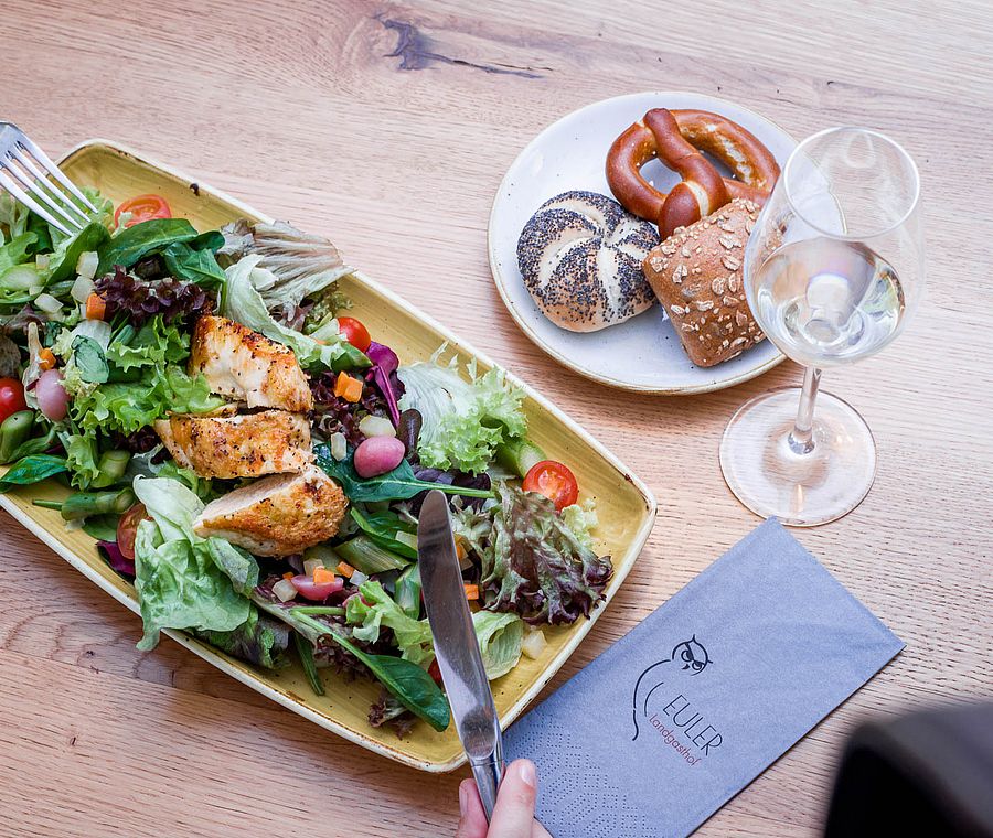 Frischer Salat mit gegrillten Hähnchenstreifen und Brot