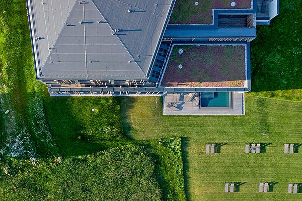 Hotel Euler Neuschönau aus der Vogelperspektive mit Pool und Liegewiese im Sommer