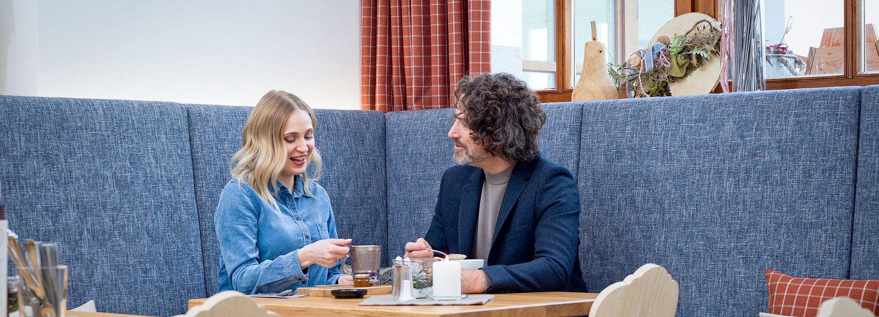 Pärchen beim Essen im Restaurant des Euler Landgasthofs mit gemütlicher Sitzgarnitur