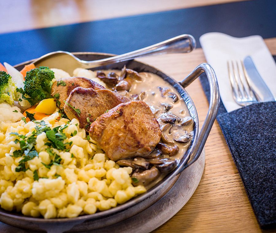 Schweinefilet mit Spätzle, Rahmpilzen und Gemüse