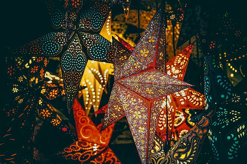 Leuchtende Papiersterne als Dekoration auf einem Weihnachtsmarkt