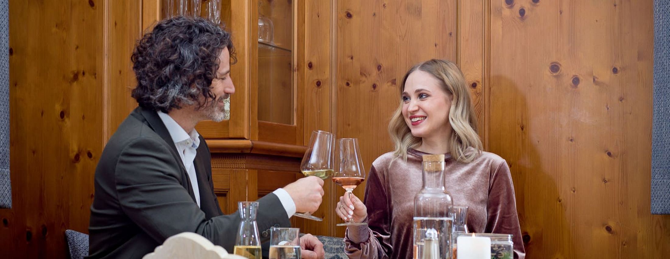 Paar stößt mit Weingläsern im Restaurant an