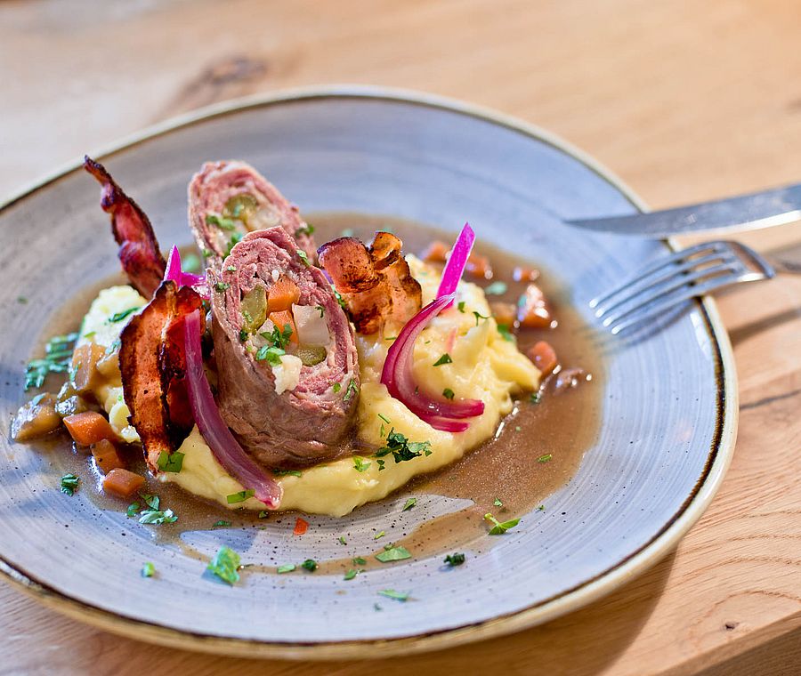 Rinderroulade mit Kartoffelpüree und Bratensauce
