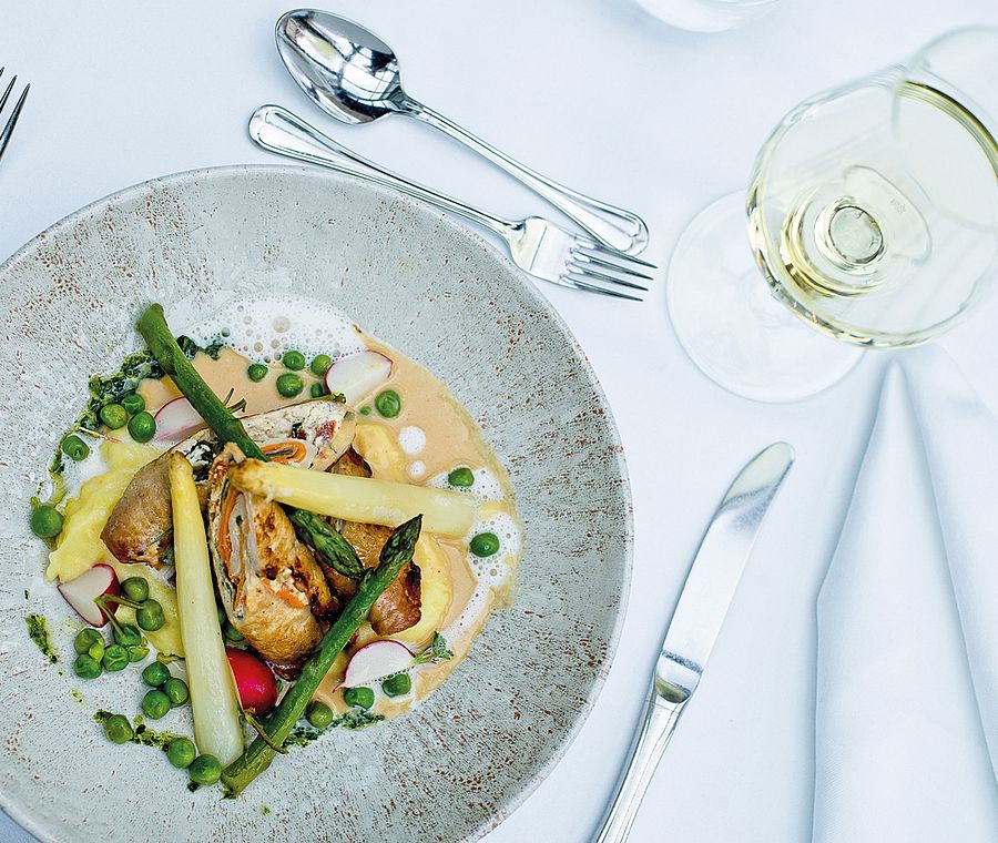 Gourmetgericht mit Spargel, Erbsen und Weißwein