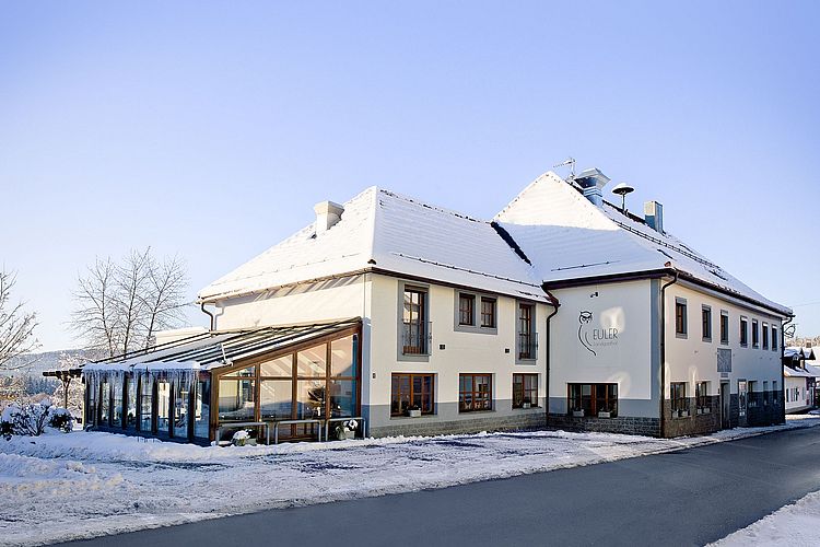 Verschneiter Euler Landgasthof in Neuschönau im Winter bei Sonnenschein