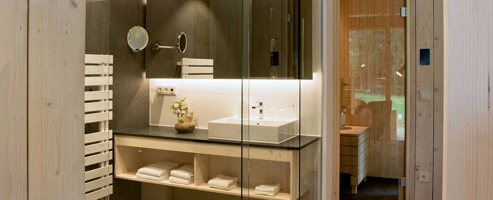 Badezimmer mit Sauna und stilvoller Einrichtung in natürlichem Design