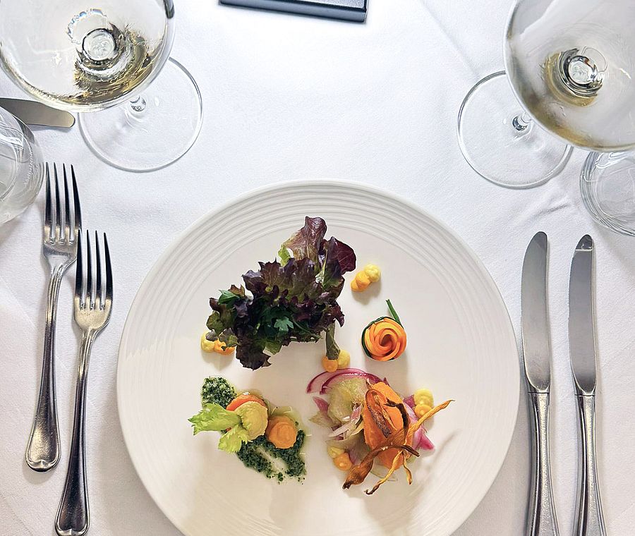Fine Dining Vorspeise mit Salat und Gemüse