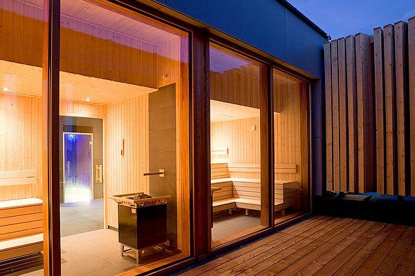 Moderne Saunen mit großen Glasfronten im Wellnessbereich