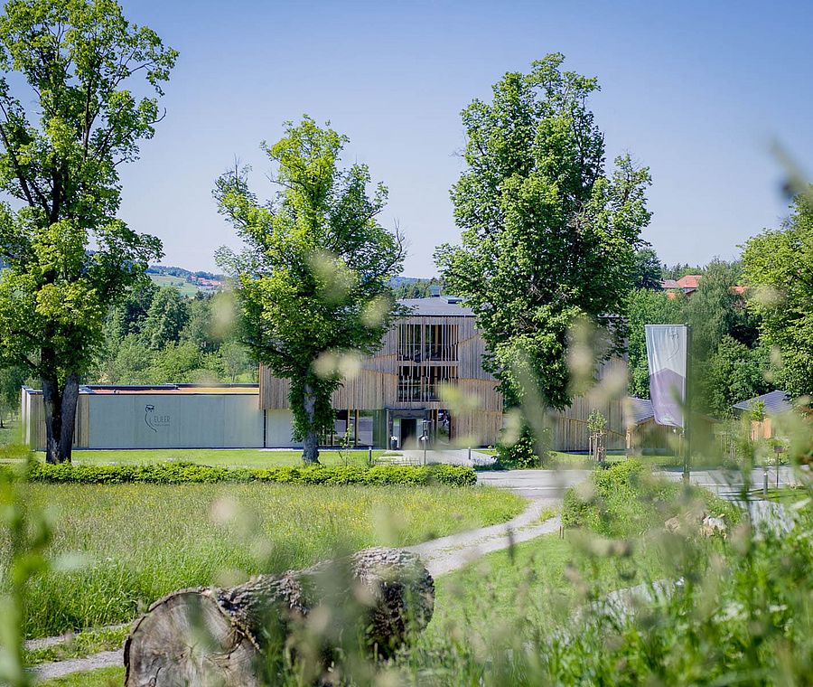 Modernes Hotelgebäude eingebettet in eine grüne Landschaft