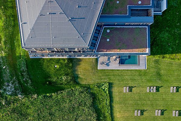 Hotel Euler Neuschönau aus der Vogelperspektive mit Pool und Liegewiese im Sommer