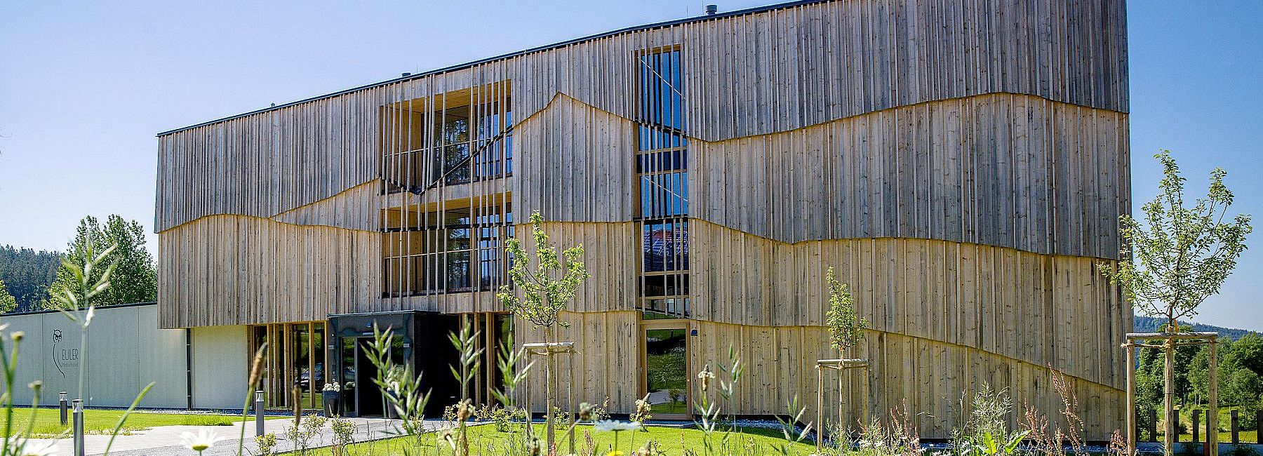 Naturhotel Euler Neuschönau im Sommer bei wolkenlosem Himmel