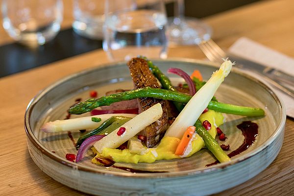 Knusprig gebratene Entenbrust mit frischem Spargel, Püree und Grillgemüse