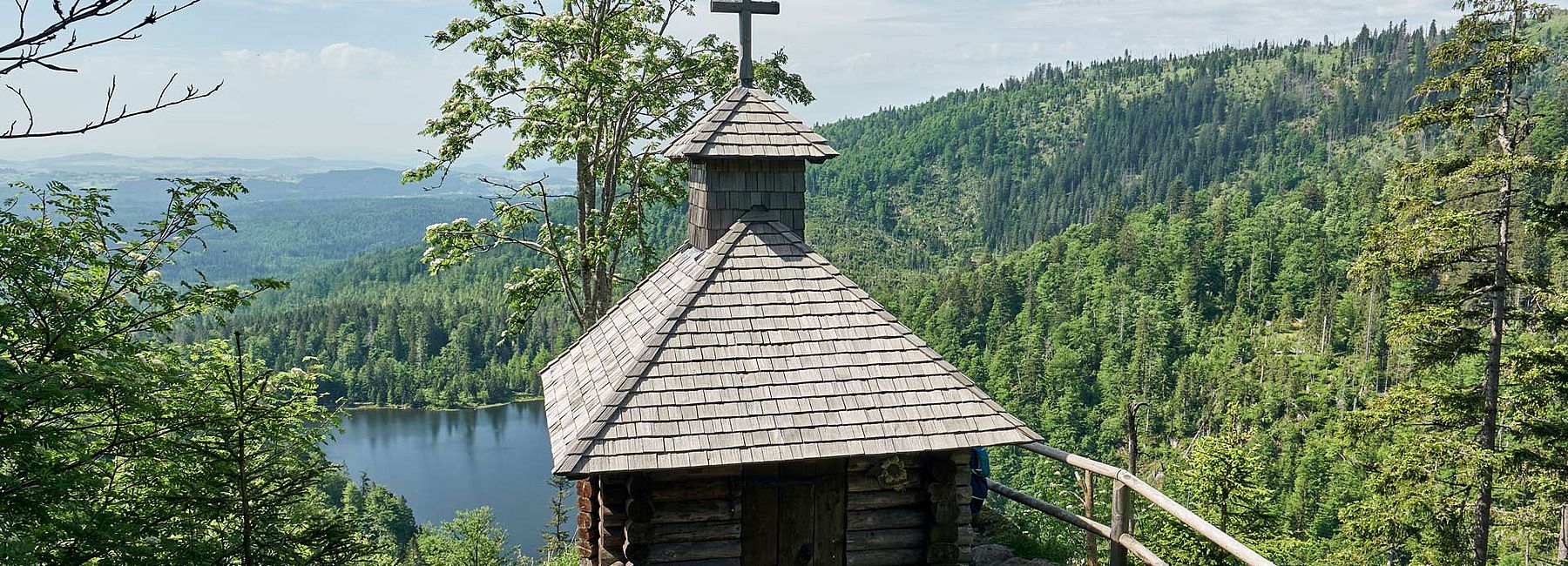 Rachelkapelle am Rachelsee im Bayerischen Wald im Sommer bei Sonnenschein