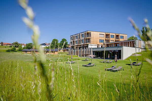 Liegewiese vor dem Naturhotel Euler Neuschönau mit Chalets Woidhaisl im Sommer